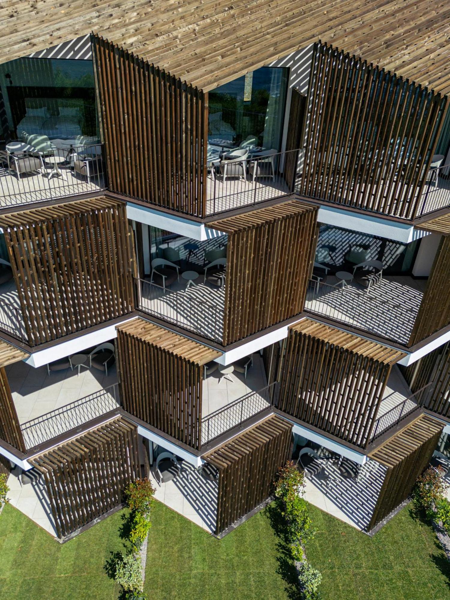 Hotel Tenz 2025 มอนตาญา ภายนอก รูปภาพ