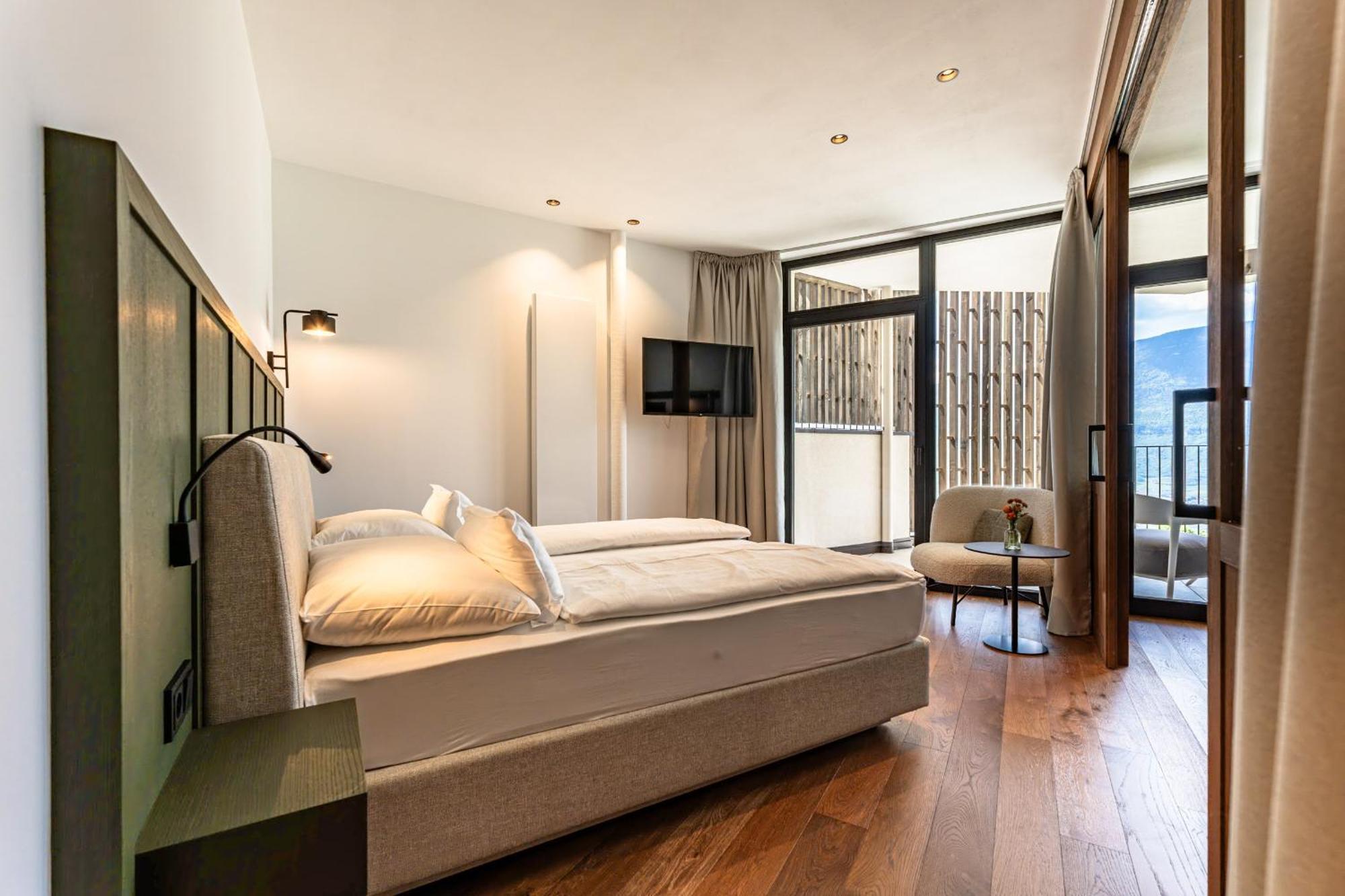 Hotel Tenz 2025 มอนตาญา ภายนอก รูปภาพ