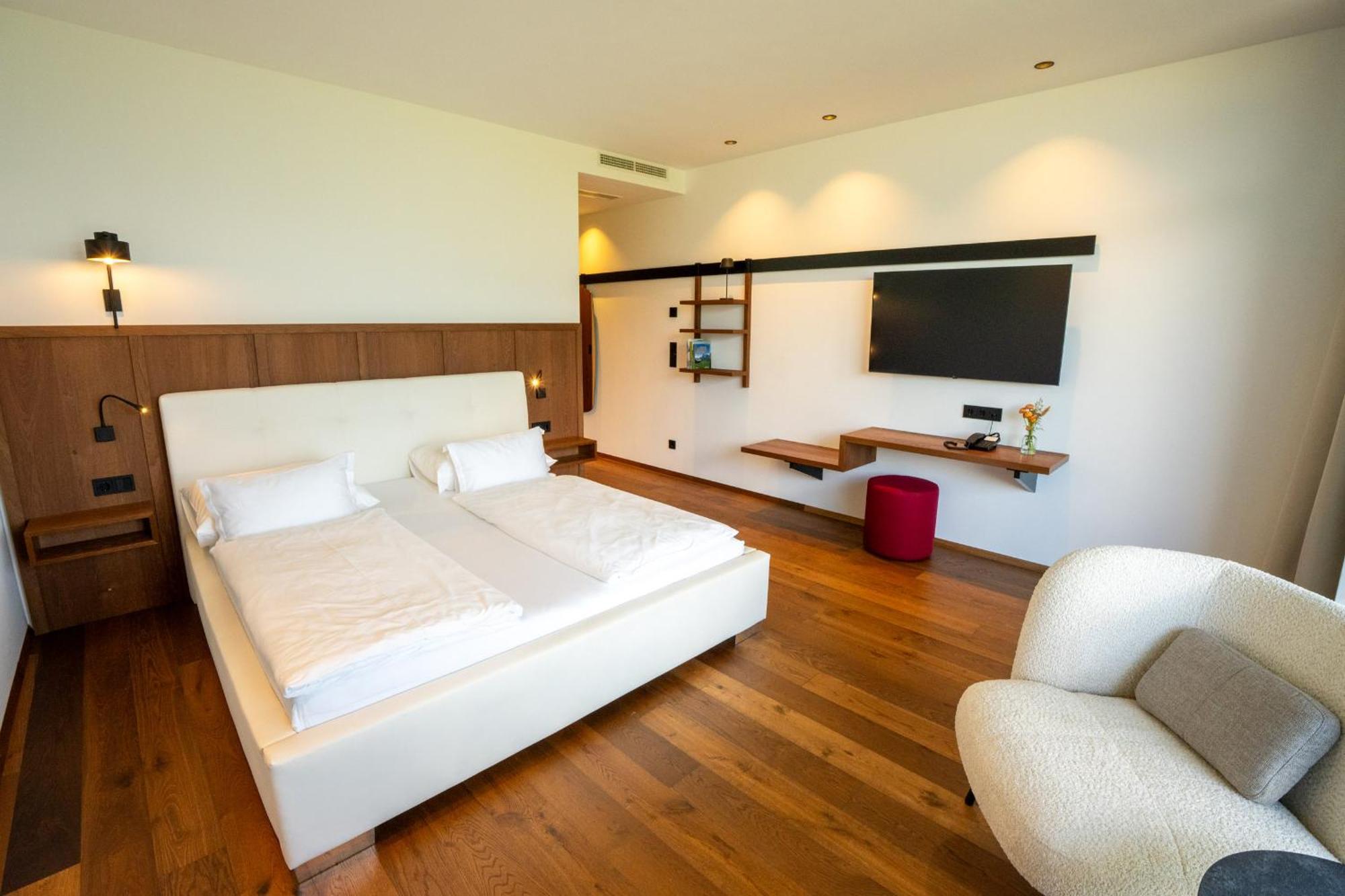 Hotel Tenz 2025 มอนตาญา ภายนอก รูปภาพ
